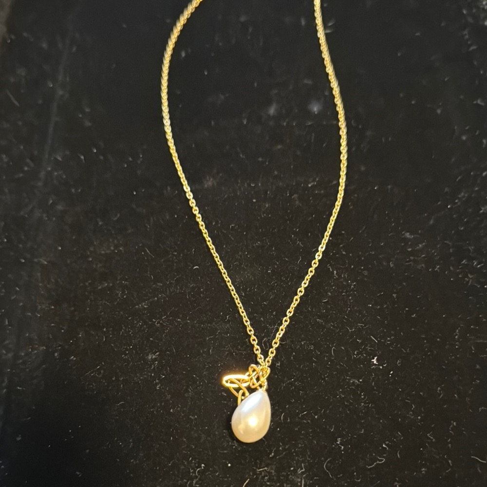 Elegant Gold Necklace with Pearl Pendant